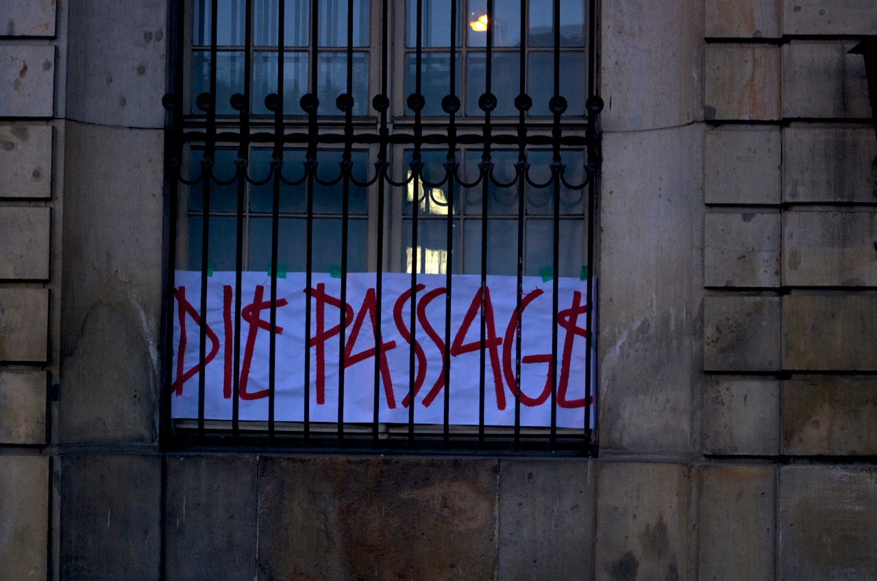 Schriftzug 'die Passage' hinder Gittern